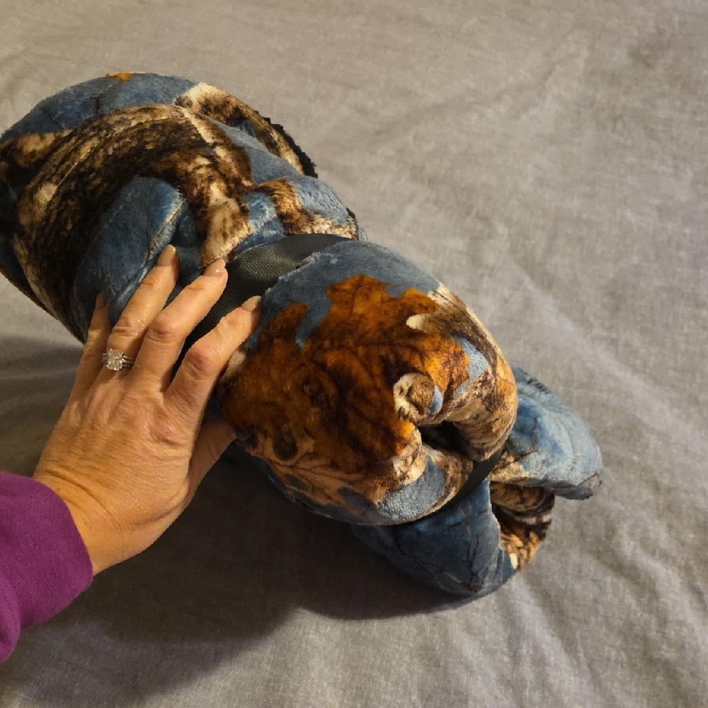 Realtree Edge Velvet Throw with Sherpa - Blue and Brown - Picture 5 of 5